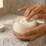 Body Butter bei der Anwendung in einem offenen Tiegel